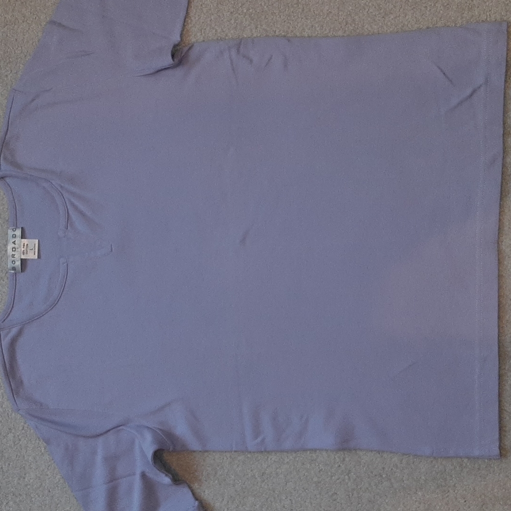 Bordado lavender short-sleeved top. Like brand new.